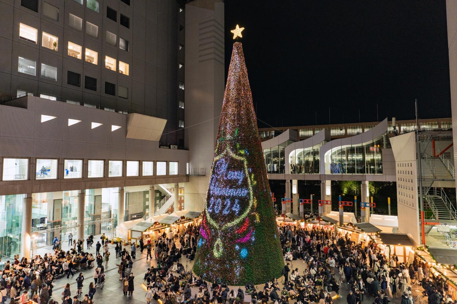 梅田スカイビル25年クリスマスイベント、きらめくシンボルツリーやクリスマスマーケット｜写真1