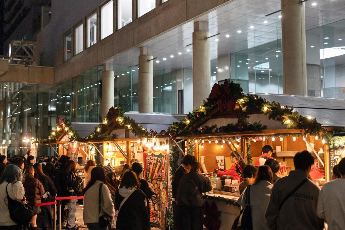 梅田スカイビル25年クリスマスイベント、きらめくシンボルツリーやクリスマスマーケット