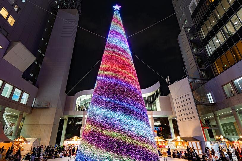 梅田スカイビル25年クリスマスイベント、きらめくシンボルツリーやクリスマスマーケット