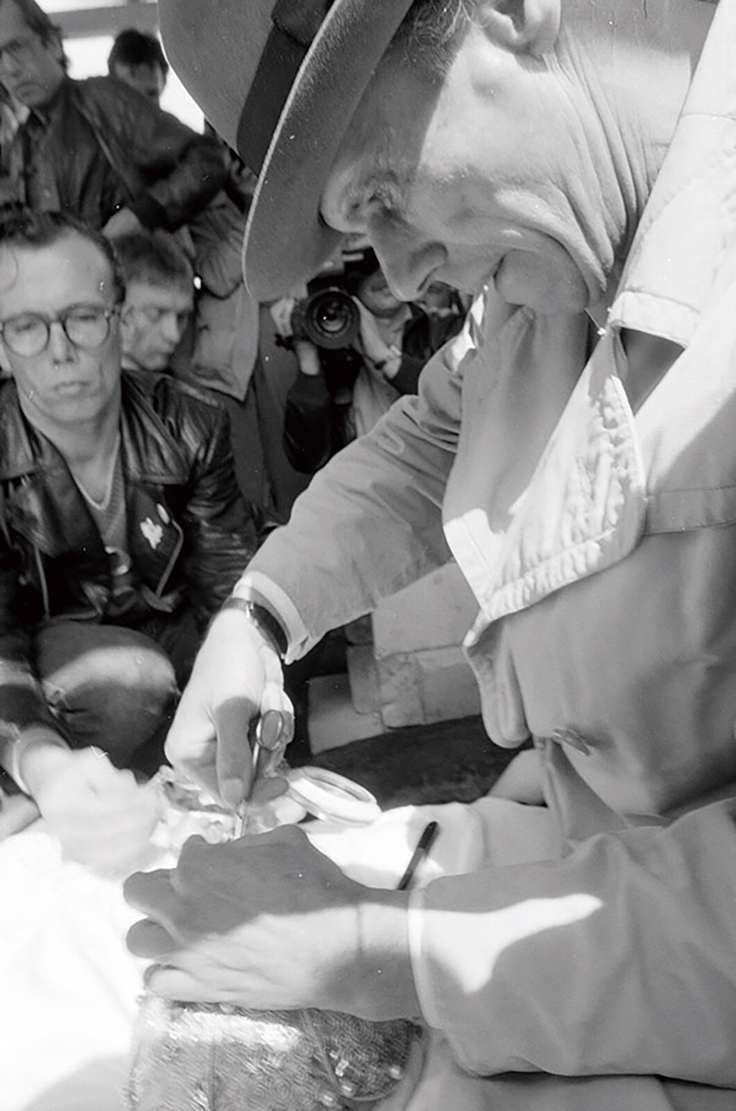 「ヨーゼフ・ボイス ドクメンタ7でのアクション 1982年6月30日」 撮影：若江漢字