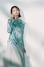 マメ クロゴウチ×ステュディオス“ボタニカル柄ベロア”のワンピース＆トップス｜写真2