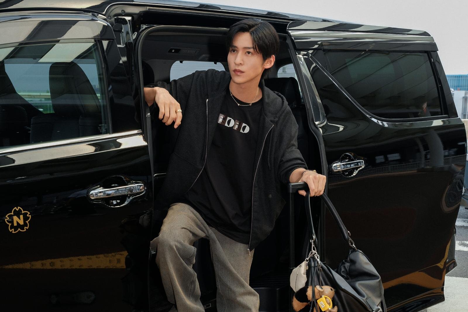 Snow Man目黒蓮がまとうフェンディのカシミヤスウェットやレザーバッグ、空港スタイルをチェック