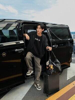 Snow Man目黒蓮がまとうフェンディのカシミヤスウェットやレザーバッグ、空港スタイルをチェック｜写真1