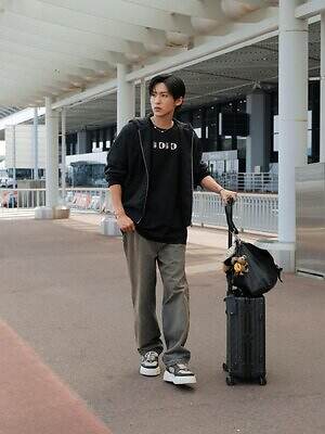 Snow Man目黒蓮がまとうフェンディのカシミヤスウェットやレザーバッグ、空港スタイルをチェック｜写真2