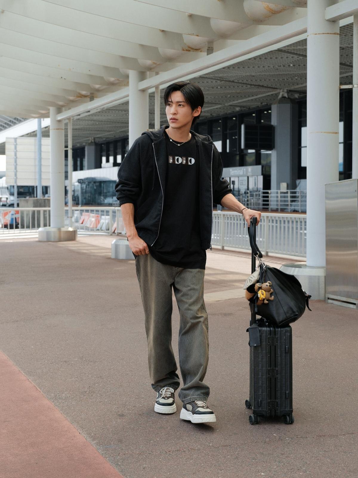 〈ウェア・シューズ〉 フーディー 442,200円、Tシャツ 107,800円、トラウザーズ 180,400円、シューズ 145,200円 ※いずれも予定価格