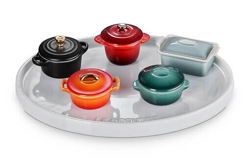 ル・クルーゼの歴代鍋が“ミニチュア”セットで、シーソルトやチェリーレッドカラー