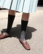 ミュウミュウ“コイン煌めく”ペニーローファー＆ロゴ入りギャザーシューズ｜写真1