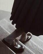 ミュウミュウ“コイン煌めく”ペニーローファー＆ロゴ入りギャザーシューズ｜写真7