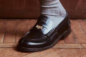 ミュウミュウ“コイン煌めく”ペニーローファー＆ロゴ入りギャザーシューズ