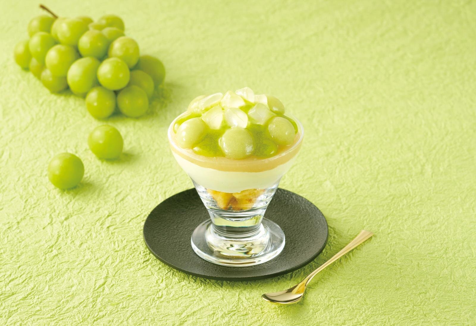 井村屋「やわもちアイス パフェ マスカット」“マスカット大福風”もち入り5層パフェアイス｜写真3