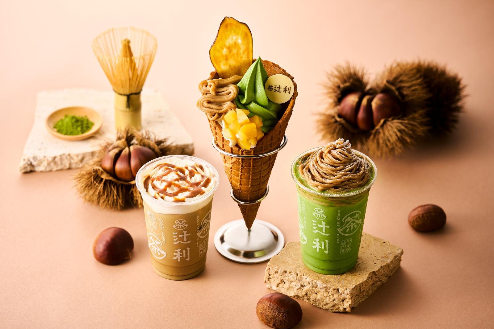 (中央)「辻利ソフト 秋のパルフェ」テイクアウト 756円／イートイン 770円 (右)「京ラテ スムージー モンブラン」Sサイズ テイクアウト756円／イートイン 770円、Lサイズ テイクアウト810円／イートイン 825円 (左)「京ラテ ほうじ茶キャラメル クリーム」Sサイズ テイクアウト 518円／イートイン 528円、Lサイズ テイクアウト 572円／イートイン 583円