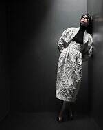 タトラス”パールホワイト”の25年秋冬アウター、花柄レースの洗練ダウンコート＆煌めくツイードブルゾン｜写真17