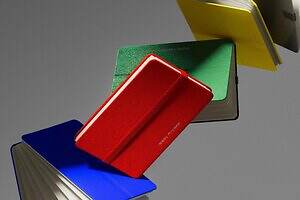 イッセイ ミヤケ | モレスキン“カードケースと一体化”ノート、約20枚の名刺入るポケット付き