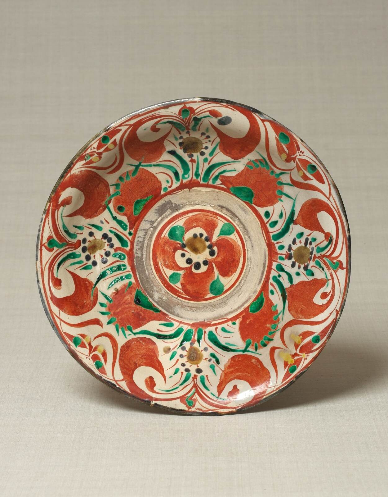 鈴木繁男作 《色絵草花文皿》 素地：壺屋 絵付：鈴木繁男(蒲田・芹沢工房) 昭和14年(1939年) 日本民藝館蔵