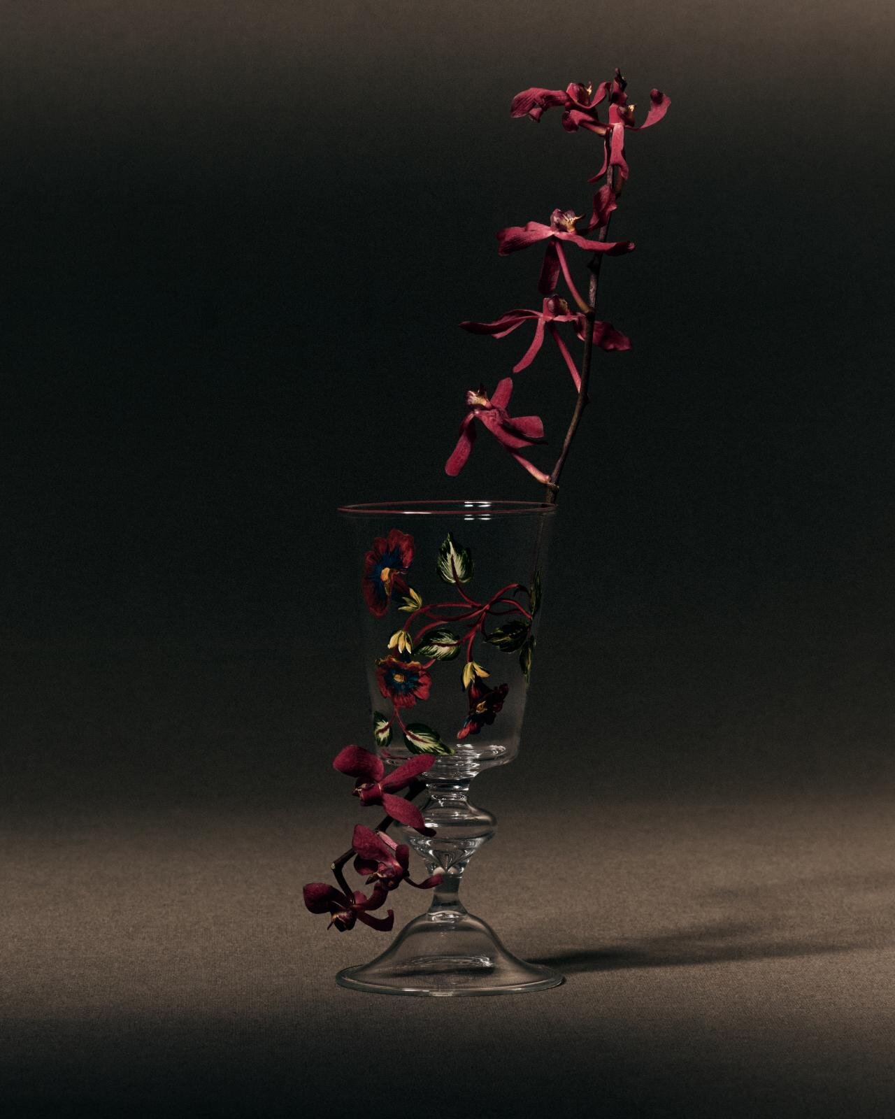 ディオール メゾン“花柄タペストリー”着想雑貨＆食器、蝶が舞うクッションや手描きプレート｜写真10