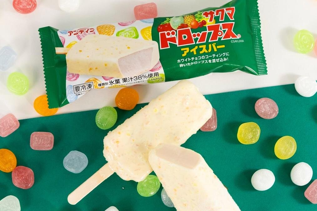 ファミリーマート「サクマドロップスアイスバー」ミックスフルーツ味アイス×キャンディ入りホワイトチョコ