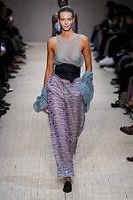 エンポリオ アルマーニ 26年春夏コレクション - 旅の煌めき、夢心地な余韻｜写真101