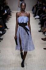 エンポリオ アルマーニ 26年春夏コレクション - 旅の煌めき、夢心地な余韻｜写真103