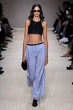 エンポリオ アルマーニ 26年春夏コレクション - 旅の煌めき、夢心地な余韻｜写真105