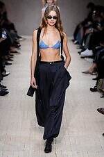 エンポリオ アルマーニ 26年春夏コレクション - 旅の煌めき、夢心地な余韻｜写真109