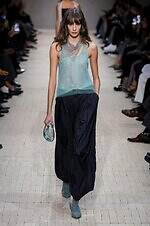 エンポリオ アルマーニ 26年春夏コレクション - 旅の煌めき、夢心地な余韻｜写真112