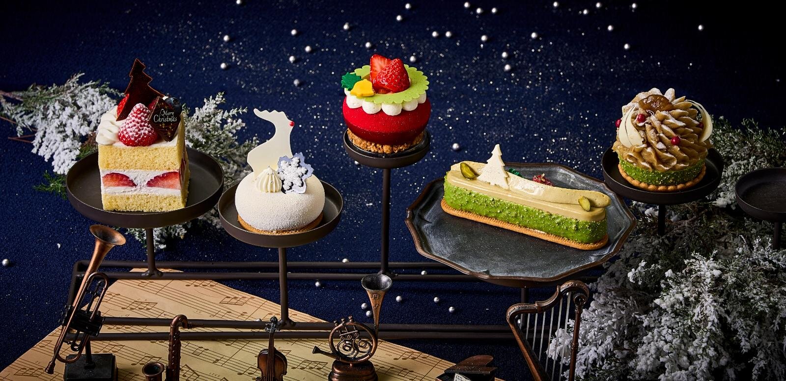 (左から)クリスマスショートケーキ 1,800円(約6cm×約6cm)、クリスタルフロスト 1,200円(直径約7cm)、ベルベットリース 1,200円(直径約7cm)、ピスタチオスレー 1,200円(約13cm×約3cm)、栗のモンブラン 1,200円(直径約7cm)