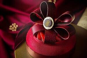 ザ・リッツ・カールトン大阪25年クリスマス、“ベルベット風リボン”の苺ケーキ＆純白チーズケーキなど