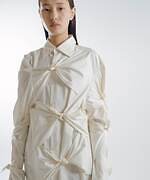 ケイスケヨシダ“ケープ仕様”2WAYトレンチコート＆大胆リボンのオーバーサイズシャツ｜写真3