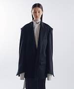 ケイスケヨシダ“ケープ仕様”2WAYトレンチコート＆大胆リボンのオーバーサイズシャツ｜写真4