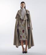 ケイスケヨシダ“ケープ仕様”2WAYトレンチコート＆大胆リボンのオーバーサイズシャツ｜写真2