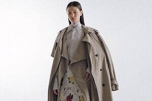 ケイスケヨシダ“ケープ仕様”2WAYトレンチコート＆大胆リボンのオーバーサイズシャツ