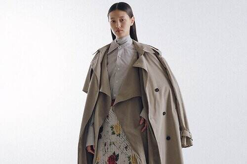 ケイスケヨシダ“ケープ仕様”2WAYトレンチコート＆大胆リボンのオーバーサイズシャツ