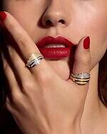 アーカー“シャンデリア”着想プラチナジュエリー、リングやダイヤモンドチェーン揺らめくピアス｜写真4