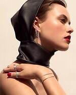 アーカー“シャンデリア”着想プラチナジュエリー、リングやダイヤモンドチェーン揺らめくピアス｜写真2