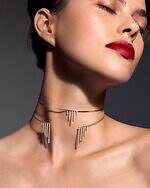 アーカー“シャンデリア”着想プラチナジュエリー、リングやダイヤモンドチェーン揺らめくピアス｜写真6