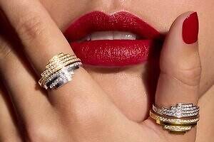 アーカー“シャンデリア”着想プラチナジュエリー、リングやダイヤモンドチェーン揺らめくピアス