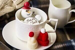 “雪だるまマシュマロ”にミルク注いでホットチョコレートに！クリスマス菓子がザ・リッツ・カールトン大阪で