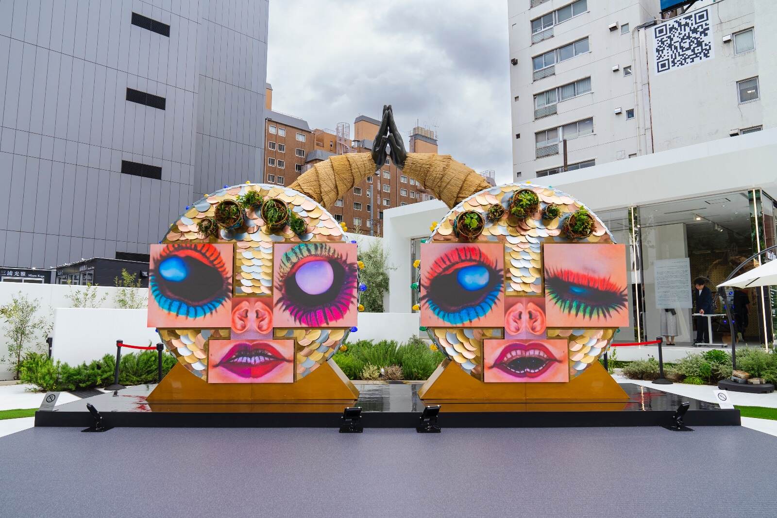 芸術家｜愛を歌う“少し不気味なキャラクターたち”笹岡由梨子の個展が滋賀県立美術館で