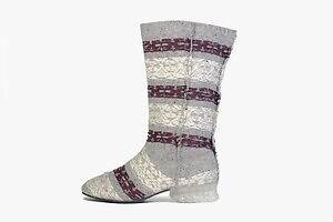 グラウンズ×メリル ロッゲのニットブーツ、フェアアイル柄アッパーにクリアな“ジュエリー”ヒール