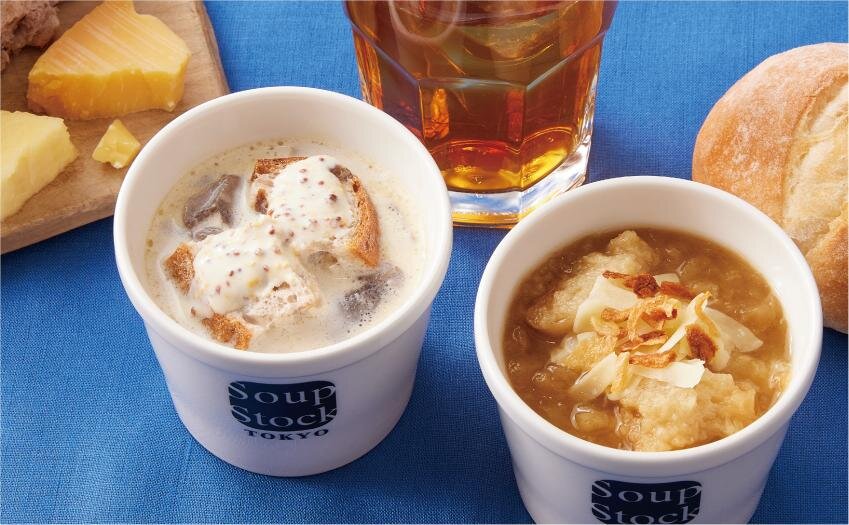 左から)「フェルメールの“牛乳を注ぐ女”のスープ」Sサイズ 710円、「ゴッホの玉葱のスープ」 Sサイズ 610円