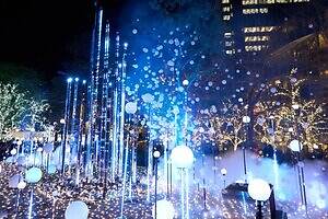 東京ミッドタウン“しゃぼん玉＆雪”が舞う25年クリスマスイルミネーション、屋外スケートリンクも