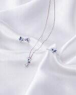 キャス キッドソンのフラワーモチーフジュエリー、“ローズの蕾”ネックレス＆白い花のシルバーリング｜写真13