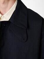 マッキントッシュ×スタジオ ニコルソン“完全防水”ゴム引きコート、ゆったりシルエットで｜写真19