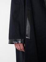 マッキントッシュ×スタジオ ニコルソン“完全防水”ゴム引きコート、ゆったりシルエットで｜写真20