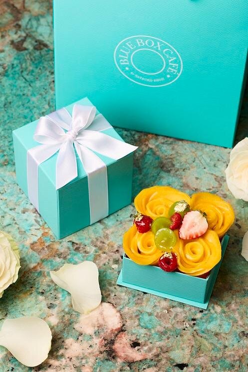 ‟バラの花咲く”マンゴータルトケーキ、ティファニー 銀座「ブルー ボックス カフェ」から｜写真1