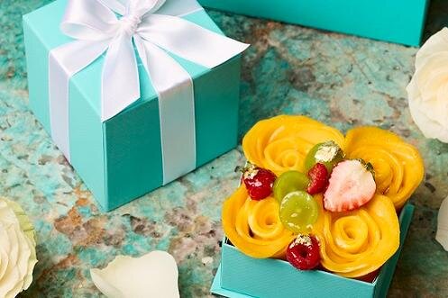 ローズ(薔薇)｜‟バラの花咲く”マンゴータルトケーキ、ティファニー 銀座「ブルー ボックス カフェ」から