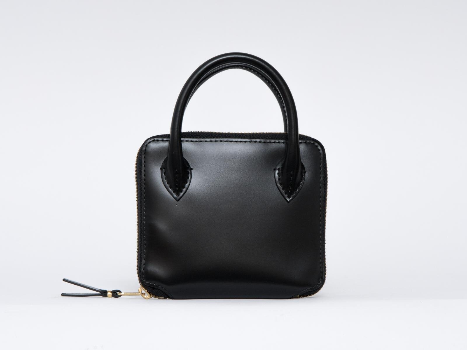 二つ折りZIP財布 61,600円 10.5cm × 12.5cm