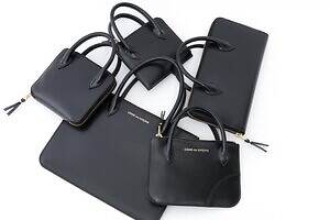 ウォレット・コム デ ギャルソン“手持ちできる”ハンドル付き財布、赤と黒の二つ折りや長財布