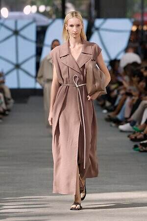 アドルフォドミンゲス(ADOLFO DOMINGUEZ) 2026年春夏ウィメンズ&メンズコレクション  - 写真15