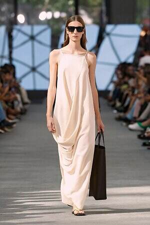 アドルフォドミンゲス(ADOLFO DOMINGUEZ) 2026年春夏ウィメンズ&メンズコレクション  - 写真17